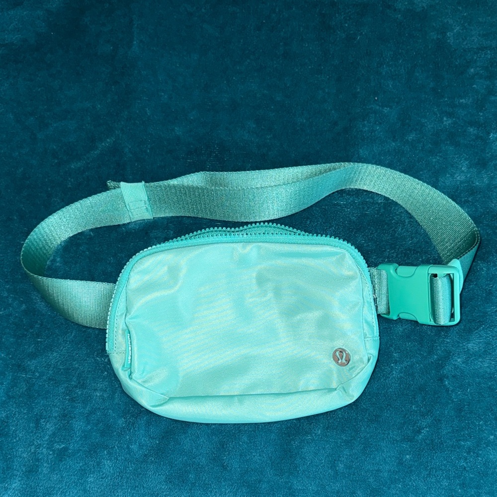 Lululemon Everywhere Belt Bag 1L in Paradise Green - Picture 2 of 7
